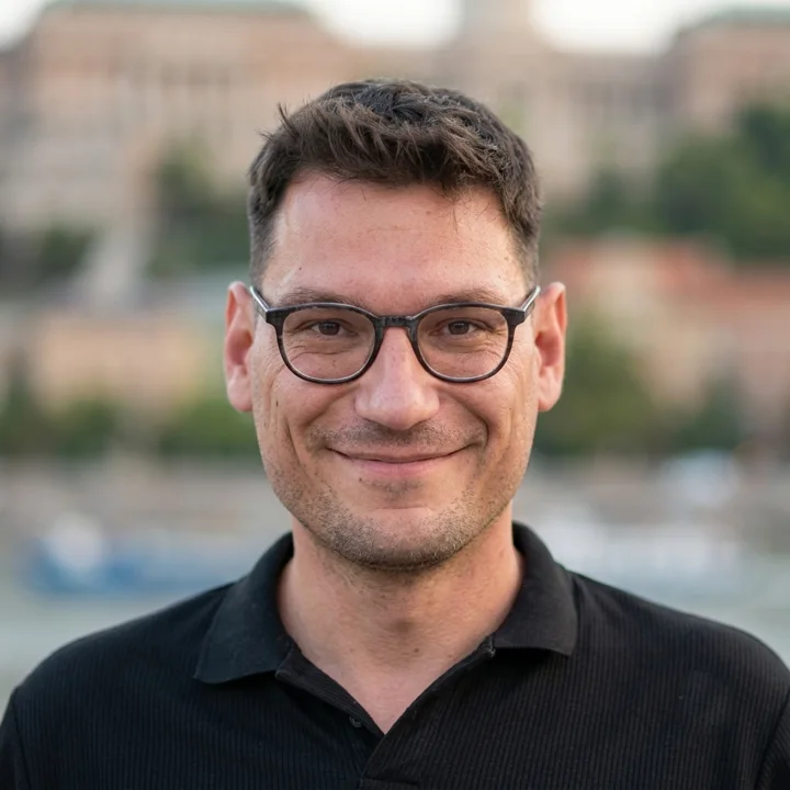 Damian Gołda, zdjęcie portretowe.